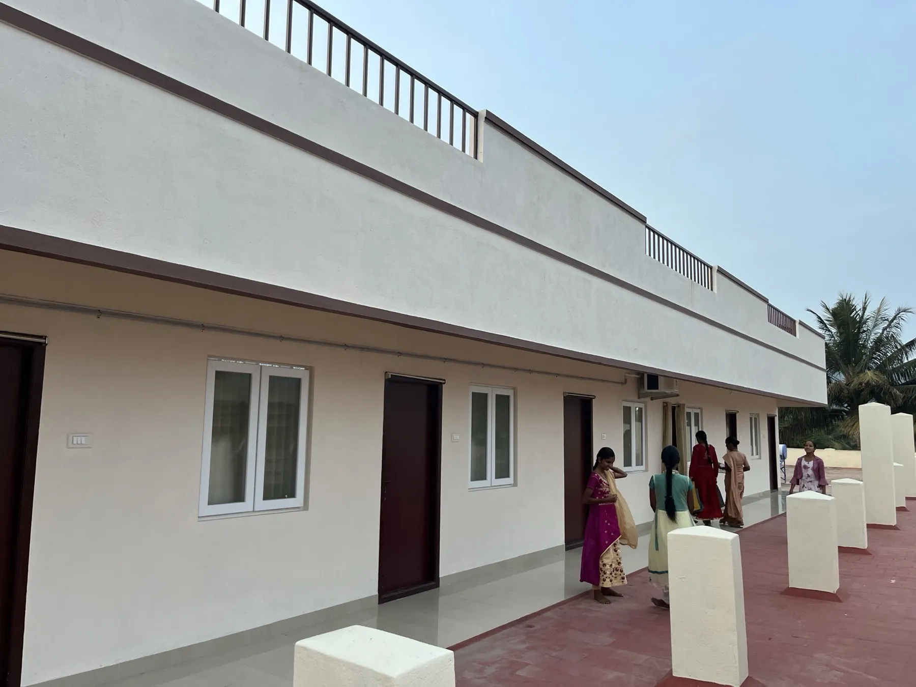 Il piano superiore bianco della casa, completato di recente